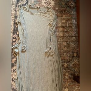 Acevog XL maxi dress. Gray. Has pockets and slits on the sides.